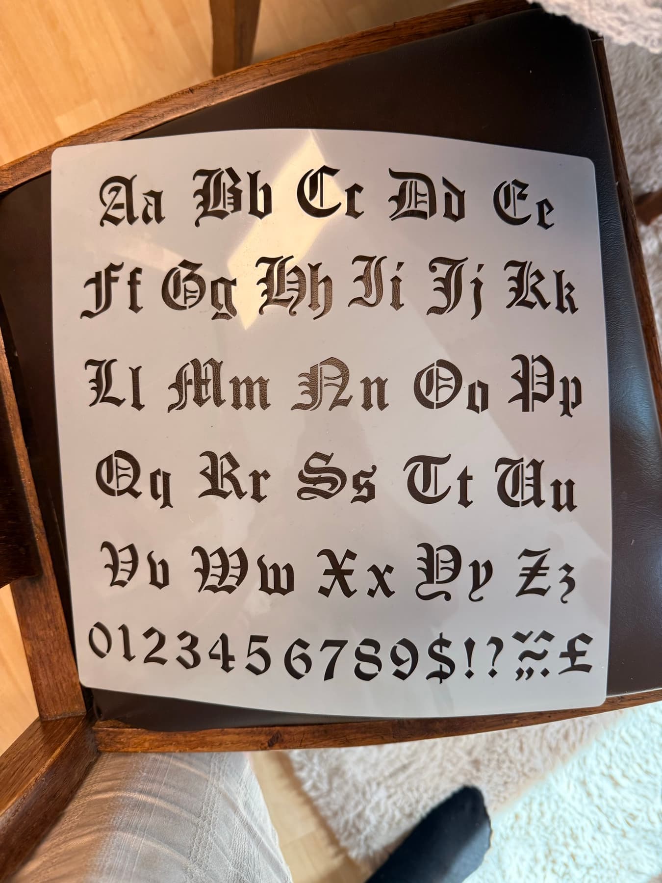 Eine Schablone mit historischen Buchstaben für die Kartenbeschriftung.